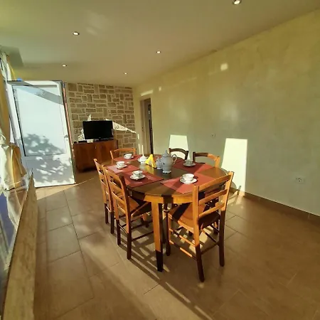 Holiday home Fuer 4 Personen Und 2 In Uag, Istrien Istrische Riviera *